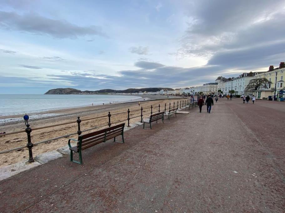 Private Parking, Central Llandudno, King Bed With Ensuite At Clement Lodge Exterior photo