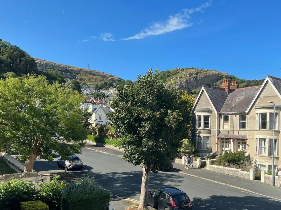 Private Parking, Central Llandudno, King Bed With Ensuite At Clement Lodge Exterior photo