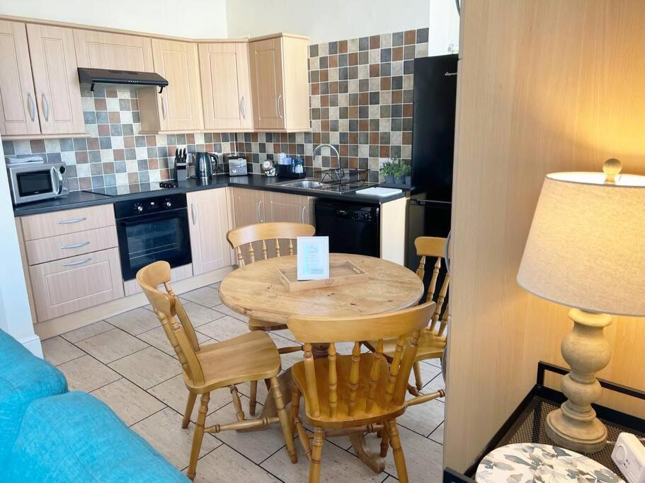 Private Parking, Central Llandudno, King Bed With Ensuite At Clement Lodge Exterior photo