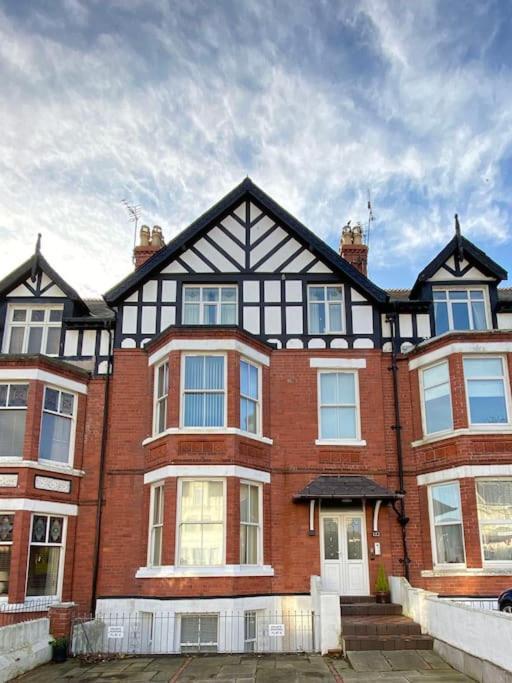 Private Parking, Central Llandudno, King Bed With Ensuite At Clement Lodge Exterior photo