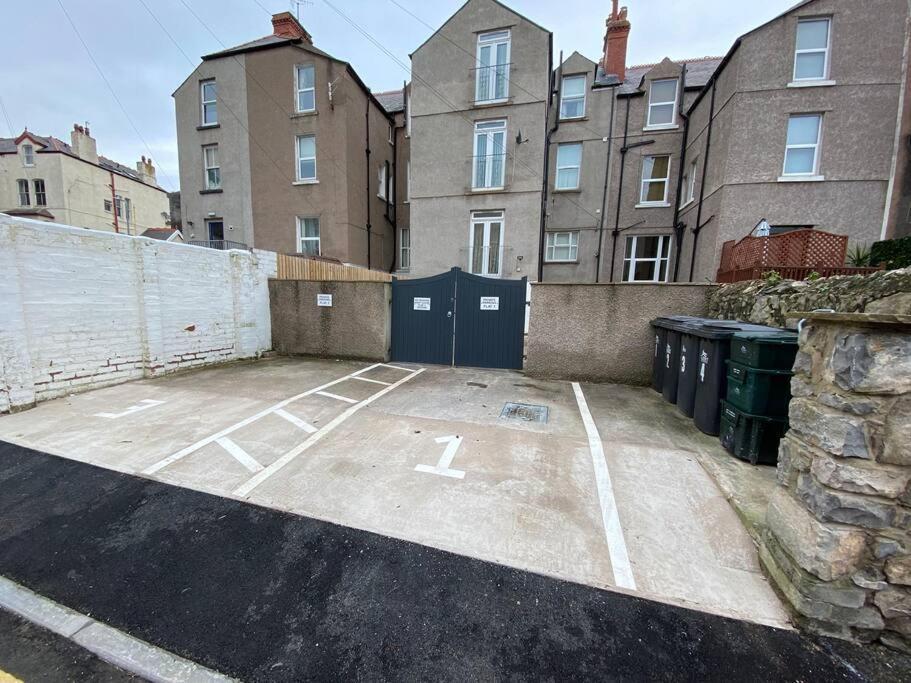Private Parking, Central Llandudno, King Bed With Ensuite At Clement Lodge Exterior photo